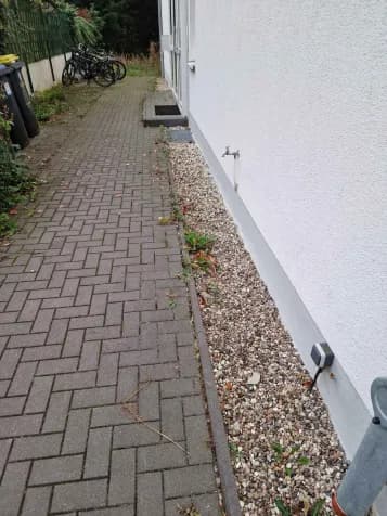 Optimierung des Kiesbereichs entlang des Gebäudes