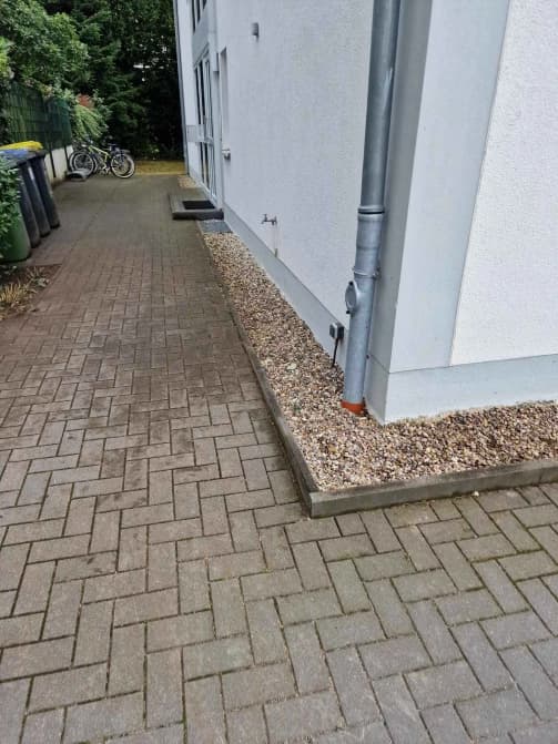 Optimierung des Kiesbereichs entlang des Gebäudes